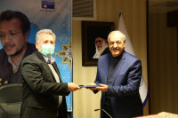 اهدای لوح تقدیر رئیس انجمن روابط عمومی ایران به آقای عبدالله اسکویی