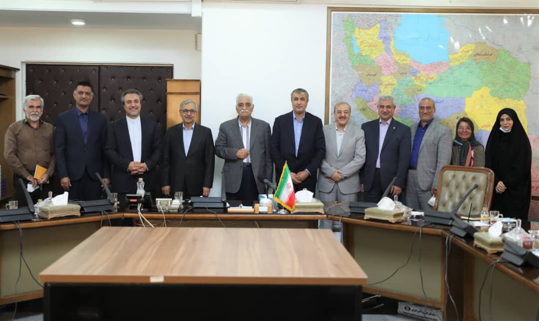اعضای هیئت مدیره انجمن روابط عمومی ایران با آقای مهندس اسلامی معاون رئیس‌جمهور و رئیس سازمان انرژی اتمی ایران دیدار و گفتگو کردند .